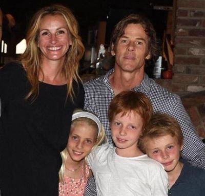 Walter Grady Roberts's daughter Julia Roberts, son-in-law Daniel Moder and grandkids